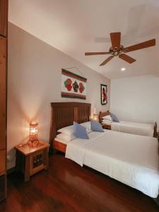 科隆科托德尔玛酒店的一间卧室配有两张床和吊扇