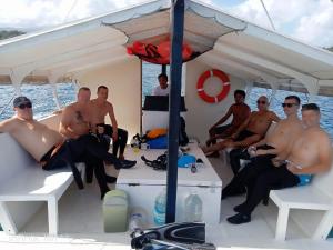波尔多·格尼拉Jalyn's Resort Sabang的一群坐在船上的人