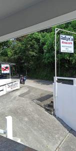 波尔多·格尼拉Jalyn's Resort Sabang的带有分批维护标志的加油站