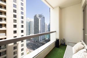 迪拜JBR Beach Hostel - Pool - Walk To JBR Beach - Metro Station的市景阳台