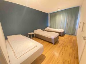 雷克雅未克Spacious 3 bedroom apartment,close to centrum.的客房铺有木地板,配有两张床。