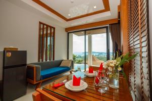 奥南海滩Andakiri Private Pool Villa Sea View的客厅配有蓝色的沙发和桌子