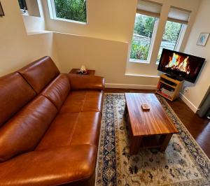 尤克卢利特利阿贺拿宾馆的客厅配有棕色真皮沙发和茶几