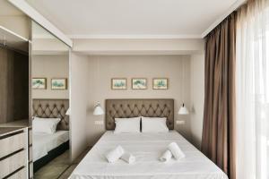 瓦尔纳Sea lounge的一间卧室配有两张床和镜子