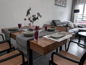 瓜埠Ins2 Langkawi Apartment Kuah的客厅配有桌子和沙发