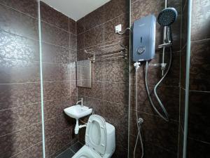 瓜埠Ins2 Langkawi Apartment Kuah的带淋浴、卫生间和盥洗盆的浴室