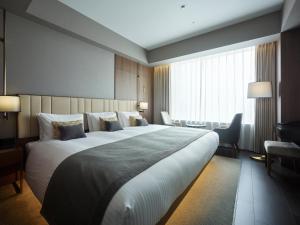 东京Mitsui Garden Hotel Roppongi Tokyo Premier的一张大白色的床,位于酒店客房内