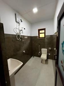 阿努拉德普勒Water Front Home Stay的一间带卫生间和水槽的浴室