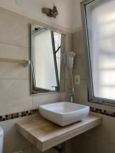 派桑杜洛巴托酒店的浴室设有白色水槽和镜子