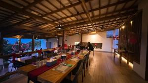 FerrolTablas Seaview Residencial的大型用餐室配有长桌和椅子