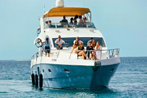 迪拜voco Monaco Dubai, an IHG Hotel, Adults Only, World Islands的一群人坐在船上