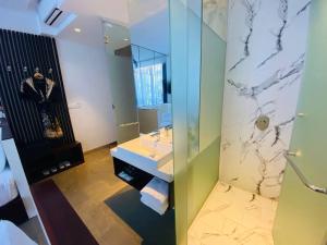 暹粒UTEY Hotel的一间带水槽和镜子的浴室
