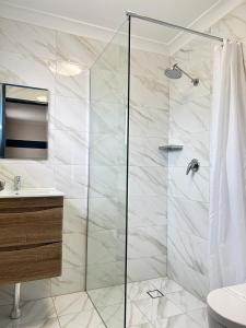 马瑟尔布鲁克红杉汽车旅馆的带淋浴的浴室和玻璃门