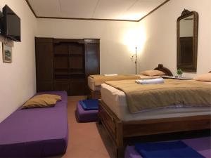 KalasanGriya Lathifah Homestay的一间酒店客房,设有两张床和电视