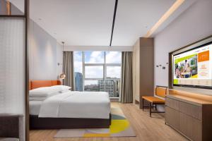重庆重庆渝北希尔顿惠庭酒店的配有一张床和一台平面电视的酒店客房