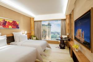 澳门澳门银河酒店的酒店客房设有两张床和大窗户。