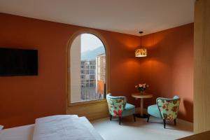 博尔扎诺La Briosa的一间卧室配有一张床、一张桌子和一个窗户。