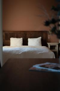 马斯特兰德马斯特兰格兰德酒店的一间卧室配有带白色床单和枕头的床。