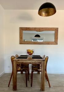 维琪奥港Residence Casa Di Paoli的餐桌、椅子和镜子