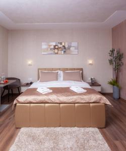多瑙斯特雷达Villa Dunaj的一间卧室配有一张大床和两条毛巾