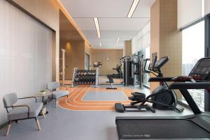 武汉武汉徐东希尔顿惠庭酒店的大楼内带跑步机和健身器材的健身房