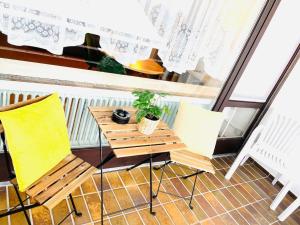 上施陶芬Mountains–Allgäu Living – 40sqm的阳台上的小桌子和椅子