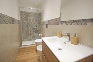 卡塔尼亚Etna Vibes Home的一间带水槽和卫生间的浴室