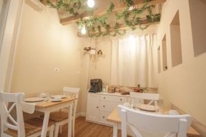 卡塔尼亚Etna Vibes Home的一间带桌椅的用餐室和一间厨房