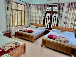 Nhat Son Guesthouse客房内的一张或多张床位