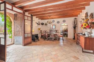 阿尔盖达Villa Can Lloret的厨房以及带桌椅的用餐室。