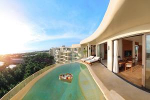 金兰Ana Mandara Cam Ranh的大楼顶部带游泳池的阳台