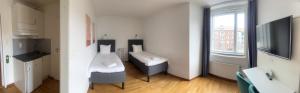 厄勒布鲁City Central Hotel Örebro by First Hotels的一间带两张床的卧室和一台电视