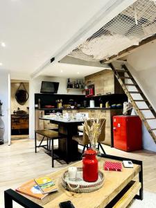 梅塔比耶Chalet cosy avec vue dégagée的一间带楼梯的客厅和一间厨房