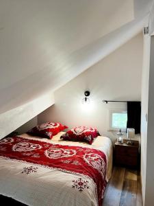 梅塔比耶Chalet cosy avec vue dégagée的一间卧室配有一张带红色枕头的大床