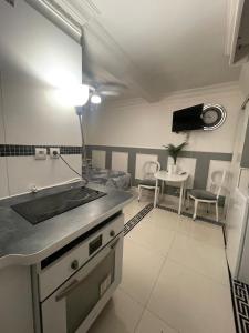 Deuil-la-BarreChambre de luxe 95 Grise的厨房配有水槽和桌椅