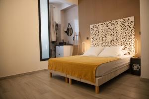 埃唐萨莱莱班海滩Villa des 3 sables, CAPUCIN的一间卧室配有一张床和一面大镜子