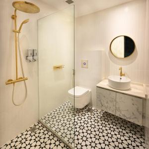 新加坡Dream Chaser Boutique Capsule Hotel的一间带卫生间和水槽的浴室