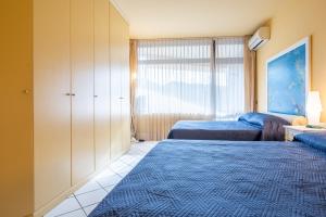 利多迪卡马约雷100 metri dal mare的带一张床和窗户的卧室