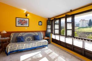 PorrúaCasa rural El Cotero Lines的带沙发的客厅和部分窗户。