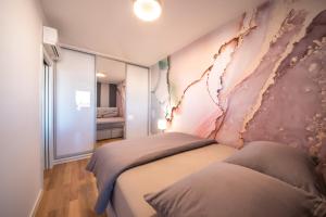 扎达尔Apartment Bella的一间卧室配有两张床和壁画