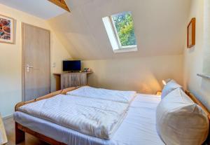 于克里茨Apartment Uferpromenade Steuerboard的一间卧室设有一张大床和窗户