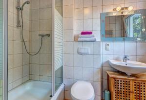 于克里茨Apartment Uferpromenade Steuerboard的带淋浴卫生间和盥洗盆的浴室
