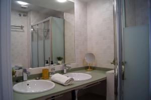 塞维利亚ROCH - Stylish Apartment near Metro的浴室设有2个水槽和镜子