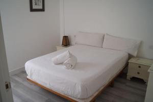 塞维利亚ROCH - Stylish Apartment near Metro的一张白色的床,上面有两个枕头