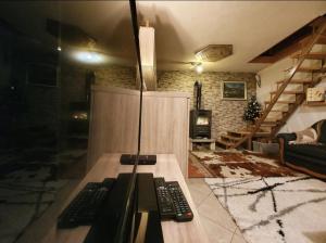 萨拉热窝Mysterylodge Bjelašnica Treskavica的一间客厅,配有两个遥控器