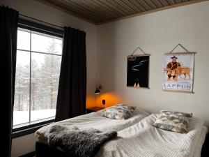 普哈圣山Porthos Ski Lodge的一间卧室设有一张床和一个窗口