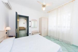 马奥莱拉日斯登兹艾公寓酒店的白色的卧室设有床和窗户