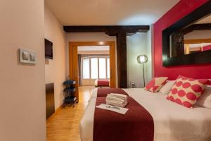 毕尔巴鄂Casual Arriaga的一间卧室设有一张红色墙壁的大床