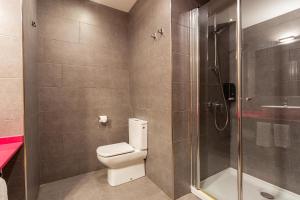 毕尔巴鄂Casual Arriaga的一间带卫生间和淋浴的浴室
