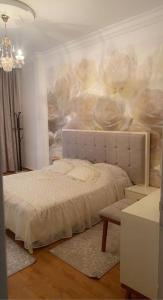 SahlineOutstanding Two bedroom Apartment的卧室配有白色的床和吊灯。